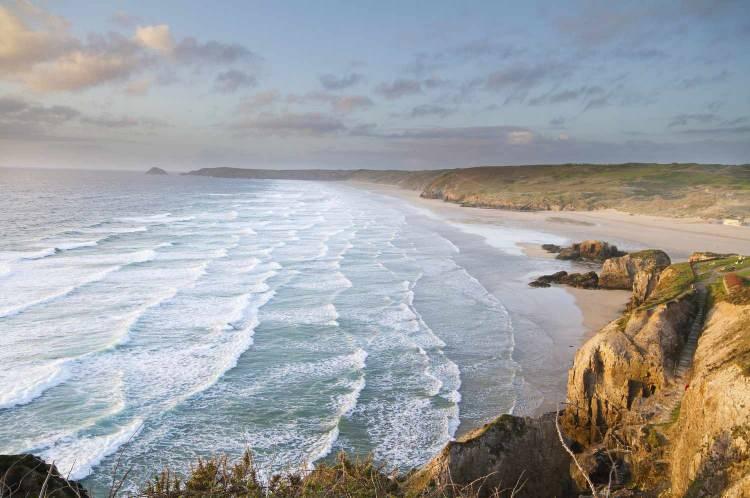 <p><span style="color:#800000"><strong>22. Fistral Beach, İngiltere</strong></span></p>