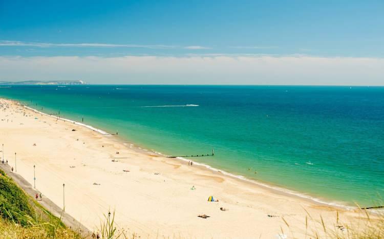 <p><span style="color:#800000"><strong>24. Bournemouth Beach, İngiltere</strong></span></p>