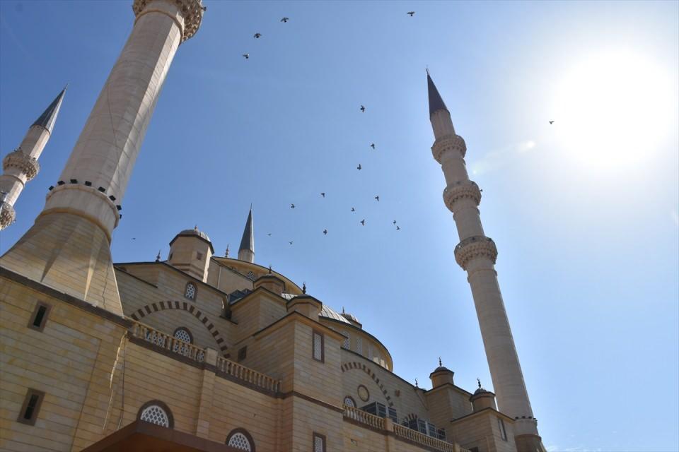 <p>Demir, camide şu an sadece ezan okunduğunu belirterek, "Minarelerimiz ezansız değil, elhamdülillah. Detaylı bir araştırma yapıldıktan sonra karar verilecek.</p>
