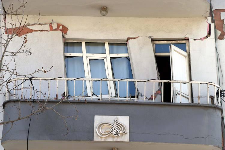 <p>Binadan çıkmak için çözüm arayan Demir ile 2 kızı, balkon demirine internet kablosunu bağladı. Demir ile kızları, kabloyu ip gibi kullanarak binadan çıkmayı başardı.</p>
<p> </p>