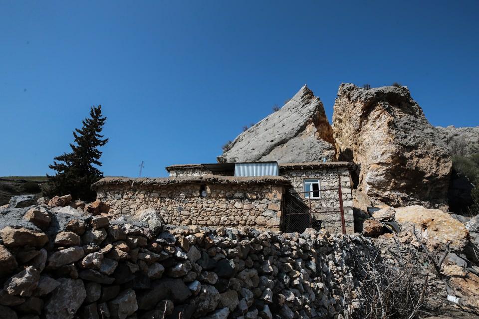 <p>Kahramanmaraş merkezli depremlerden etkilenen Adıyaman'da, yerinden kayan dev kaya parçası eve çarparak ortadan ikiye bölünmüş halde duruyor.</p>
<p> </p>