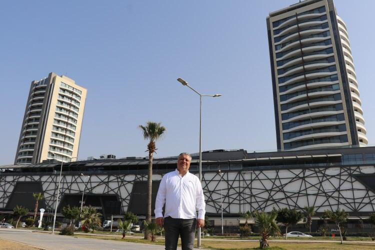 <p><strong>“İzolatöre ihtiyaç duyulmadığı da projenin şimdiki halinde de belli oluyor”</strong><br />
<br />
Sahil şeridindeki pek çok yapıda hasarın oluştuğunu belirten Zelluh, “Buradaki depremin sonrasında sahil bandında zemin 50-60 santimetre aşağıya çöktü. Bu yüzden pek çok bina kullanılamaz hale geldi. Bizim binamız kendi kotunda kalarak depremi hasar almadan atlattı. </p>