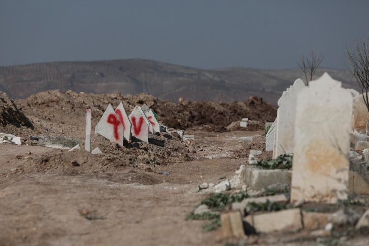 <p>ahramanmaraş merkezli depremlerden etkilenen Suriye'nin kuzeybatısında hayatını kaybedenlerden bazıları kimlikleri belirlenemeden defnedildi, yakınlarını arayan depremzedeler, mezarlıktaki eşkal kayıtlarına umut bağlıyor.</p>
