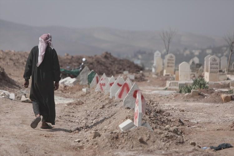 <p>Kayıt işlemleri tamamlanan isimsiz naaşlar, sonraki aşamada numaralarla işaretlenmiş mezarlara defnediliyor.</p>