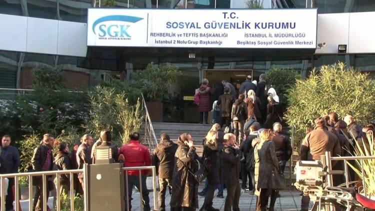 <p>Yasadaki şartları karşılayanlardan, sigorta kolu 4/a (SSK) olanlar emeklilik için ilk olarak mevcut iş yerlerine "emeklilik" gerekçesiyle işten ayrılma başvurusu yapacak. İşverenin işten ayrılış bildiriminin ardından, EYT'liler e-Devlet üzerinden emeklilik için kolayca başvurabilecek.</p>
