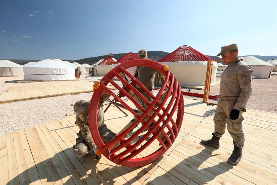 <p>Çadırların içinde yapacakları üç bölme sayesinde çocuklu bir ailenin rahatlıkla kullanımına sunulacağını dile getiren Diyarbekir, "Bunlarda genelde tek aile kalacaksa eğer çocuklar bir tarafta, anne baba bir tarafta kalabilecek. İçerisinde aydınlatma, piriz, mutfak ve duş alanı olacak." ifadelerini kullandı.</p>

<p> </p>
