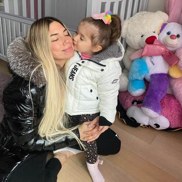 <p><span style="color:#8B4513"><strong>Evliliğini bitirdikten sonra bir canlı yayında gözyaşları içinde açıklama yapan Demirbağ</strong></span><span style="color:#800000"><strong> "Ortada küçük bir çocuk varken boşanmak bu kadar kolay olmamalı. Ben boşanmayı istemedim bunu daha önce de söyledim. Boşanmaya razı değildim kabul etmek zorunda kaldım çok üzgünüm. Ben ailemi karşıma almıştım. Ona çok inandığım için çok sevdiğim için. Yarı yolda kalmış hissediyorum"</strong></span><span style="color:#8B4513"><strong> ifadelerini kullanmıştı.</strong></span></p>