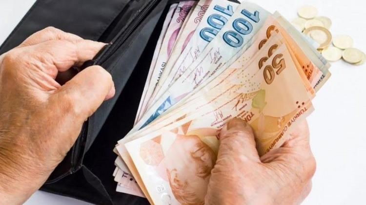 <p>Emeklilikte Yaşa Takılanlarla (EYT) ilgili düzenlemeleri içeren Sosyal Sigortalar ve Genel Sağlık Sigortası Kanunu ile 375 sayılı Kanun Resmi Gazete'de yayımlanarak yürürlüğe girdi.</p>
<p> </p>