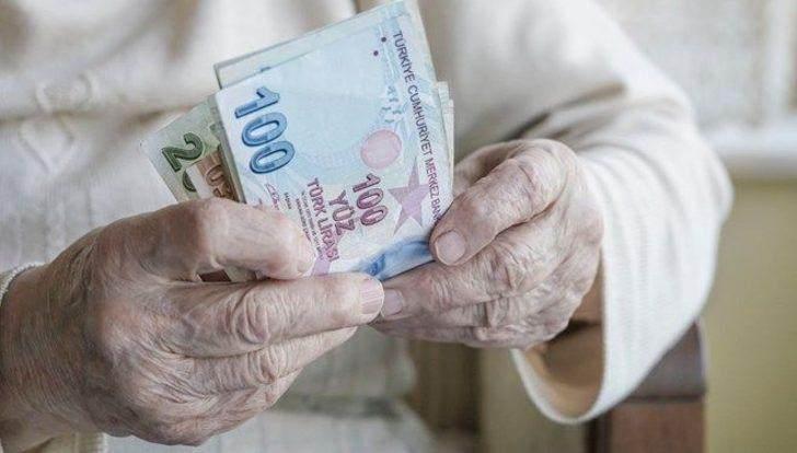 <p>EYT düzenlemesinin yürürlüğe girmesiyle beraber hak sahipleri, SGK ve e-devlet üzerinden emeklilik başvurusunda bulunabilecek. </p>
<p> </p>