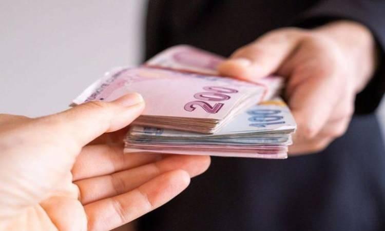 <p>Kamu kurum ve kuruluşlarında kadroya alınan işçiler, il özel idareleri ve belediyeler ile bağlı kuruluşlarında ve bunların üyesi olduğu mahalli idare birliklerinde, birlikte veya ayrı ayrı sermayesinin yarısından fazlası il özel idareleri, belediyeler ve bağlı kuruluşlarına ait şirketlerde işçi statüsüne geçirilenlerin; emeklilik, yaşlılık veya malullük aylığı almaya hak kazanmaları halinde, çalıştırıldıkları kamu kurum ve kuruluşları veya şirketlerce iş sözleşmelerinin feshedilmesini zorunlu tutan düzenlemeler yürürlükten kaldırılacak.</p>