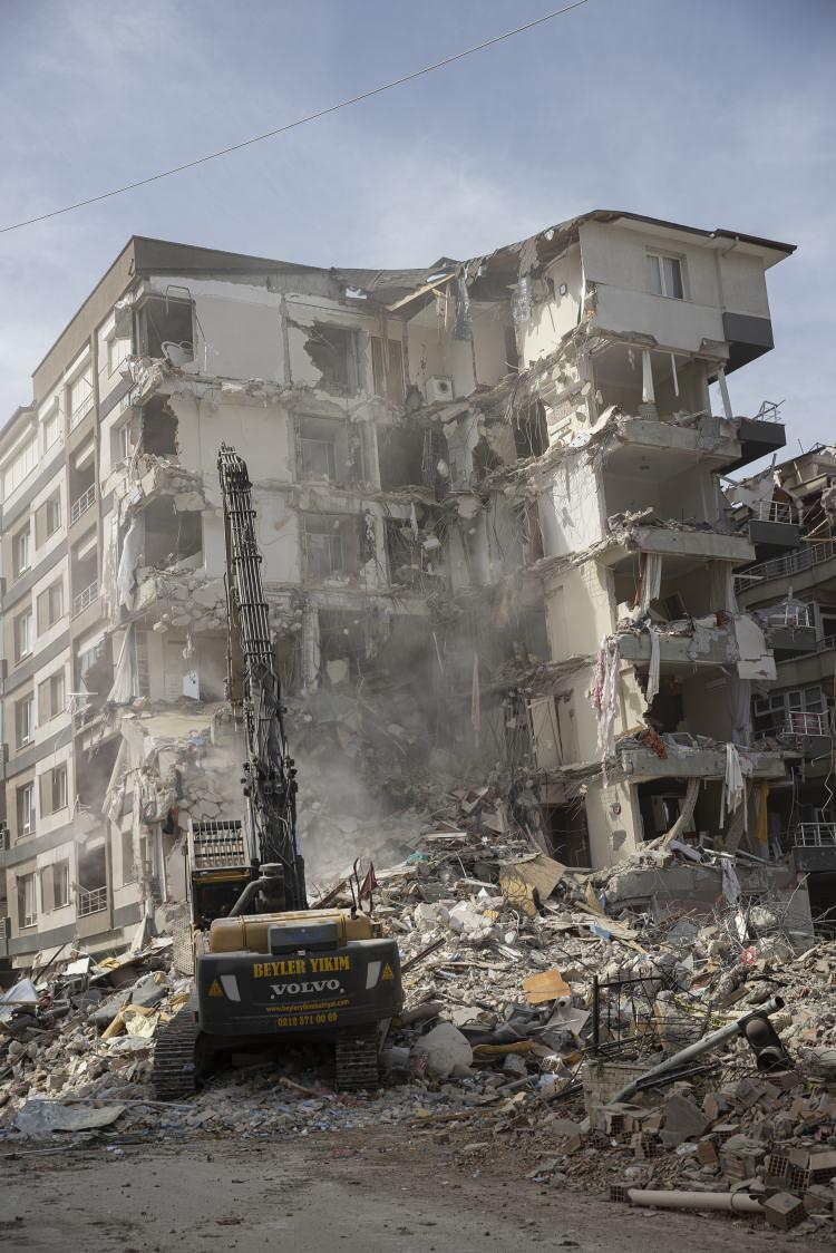<p>Kahramanmaraş merkezli 6 Şubat'ta meydana gelen depremlerde büyük yıkımın yaşandığı Hatay'da enkaz kaldırma çalışmaları devam ediyor.</p>

<p> </p>
