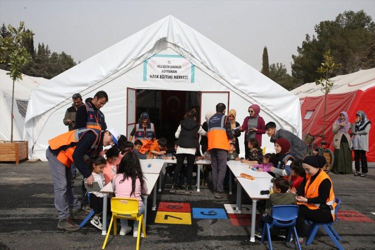 <p> Kahramanmaraş merkezli depremlerin ardından Van'dan Adıyaman'a gelen AFAD gönüllüleri, konteyner kentte çeşitli etkinlikler düzenleyerek, çocukların yüzünü güldürüyor.</p>

