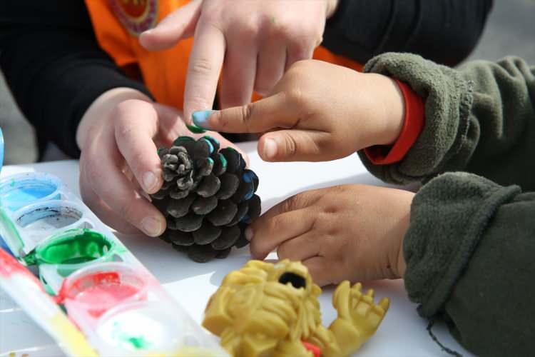 <p>Depremin ilk günlerinde enkazdan 12 kişinin sağ çıkarılmasına, ardından gelen yardımların dağıtılmasına katkı sunan gönüllüler, şimdi de Ulaştırma ve Altyapı Bakanlığı, AFAD ve TOKİ koordinatörlüğünde inşa edilen Altınşehir Konteyner Kentte kalan depremzede çocukların yaralarını sarmak için etkinlikler düzenliyor.</p>

<p> </p>

