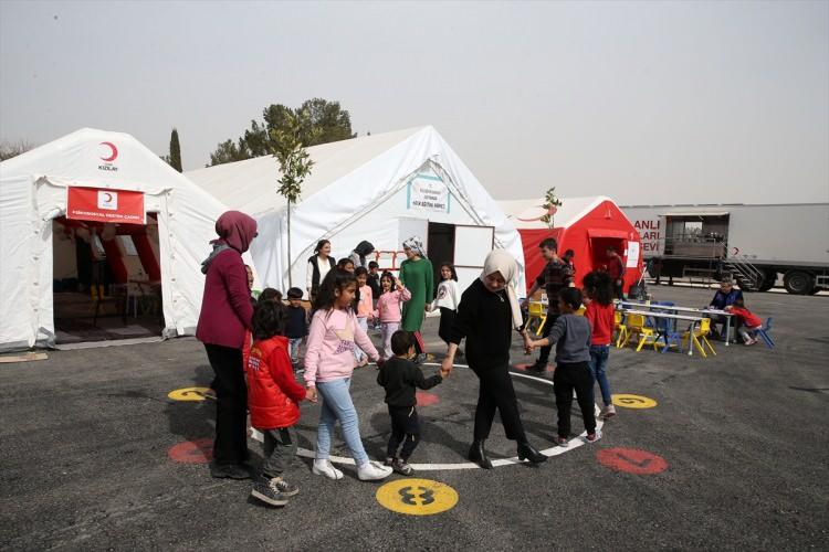<p>120 kişilik ekiple Adıyaman'a geldiklerini, AFAD öncülüğünde enkaz alanlarına geçtiklerini ifade eden Bekiroğlu, "Enkazdan 12 kişiyi sağ çıkardık. Enkaz çalışmaları tamamlandıktan sonra yardımlar dağıttık. Çocuklar için eğlenceli etkinlikler düzenledik. Depremzede çocuklara yönelik Vanlı depremzedeler olarak empati kurarak hareket ediyoruz. Buradaki çocuklara gerek psikososyal destek sağladık gerekse de oyun alanları açtık. Depremin izlerini unutturmak için tüm imkanları seferber ettik." diye konuştu.</p>

<p> </p>
