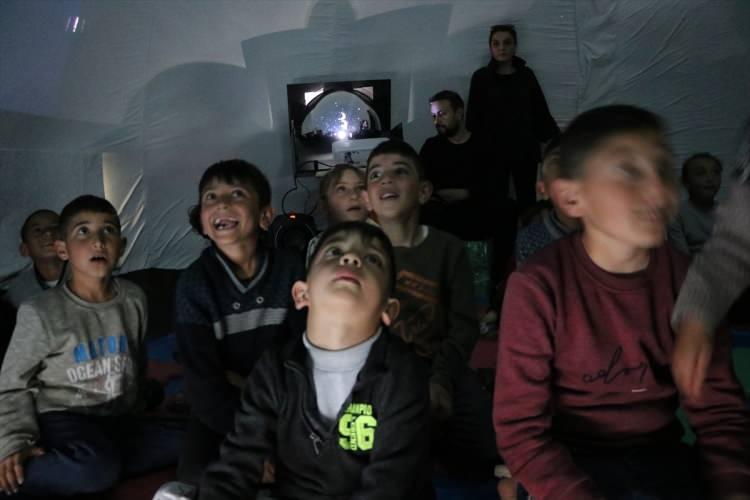 <p>Çadırda uzayı 3 boyutlu animasyonlarla anlattıklarını aktaran Kandemir, "Burada uzaydaki cisimleri 3 boyutu görebildiğimiz için hayal etmemizi, onların büyüklükleri ve hareketlerini kolay anlamamızı sağlayan sinema ve video gösterim sistemi var. Küre ve çadır şeklinde olması da çocukların çok ilgisini çekiyor." ifadesini kullandı.</p>