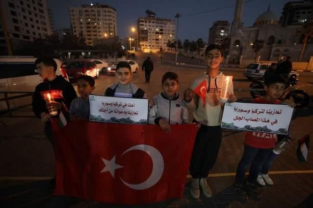 <p><strong>Yapılan etkinlikte Filistinli çocuklar Türkiye bayrakları taşındı.</strong></p>
<p> </p>