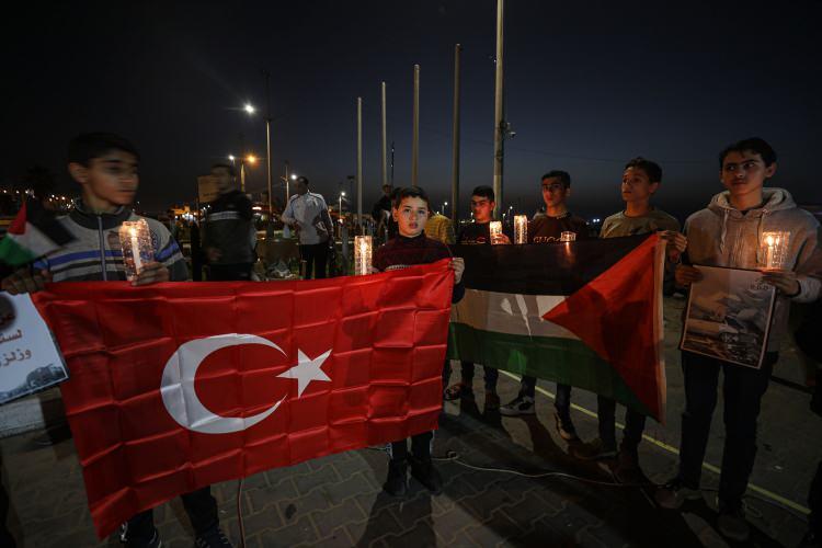<p>Gazze Destek Derneği tarafından "kalplerimiz sizinle" sloganıyla düzenlenen etkinlik için onlarca Filistinli çocuk, Gazze Limanı'ndaki Mavi Marmara Şehitleri Anıtı yakınlarında toplandı. Etkinlikte Türkiye bayrakları taşındı.</p>
