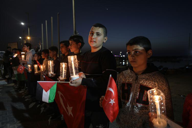 <p>Ayrıca Filistinli çocuklar, Türkiye ve Suriye'deki depremzedelerle dayanışmalarını dile getirmek için "Filistin yanınızda" ve "Türkiye ile Suriye'deki halklara taziyelerimizi ve dualarımızı sunuyoruz" yazılı pankartlar taşıdı.</p>

<p> </p>
