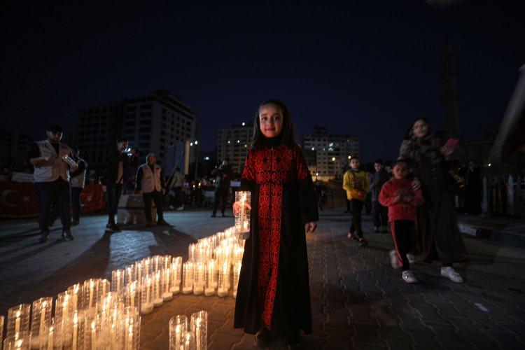 <p>Serya, "Kalbimiz Suriye ve Türk halkıyla birlikte. Filistin ve Gazze Şeridi'nden Türkiye ve Suriye'yi vuran yıkıcı depremden etkilenenlere insani bir mesaj göndermek için mumlar yakıyoruz. Yaranız yaramızdır." diye konuştu.</p>

<p> </p>
