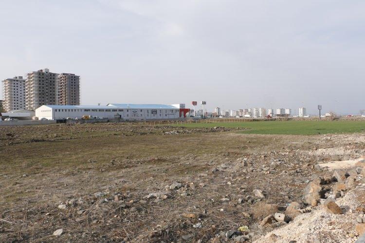 <p>Diyarbakır'da deprem sonrası vatandaşların birçoğu müstakil arazi üzerinde prefabrik, konteyner veya villa yapmak için arayışa geçti.</p>