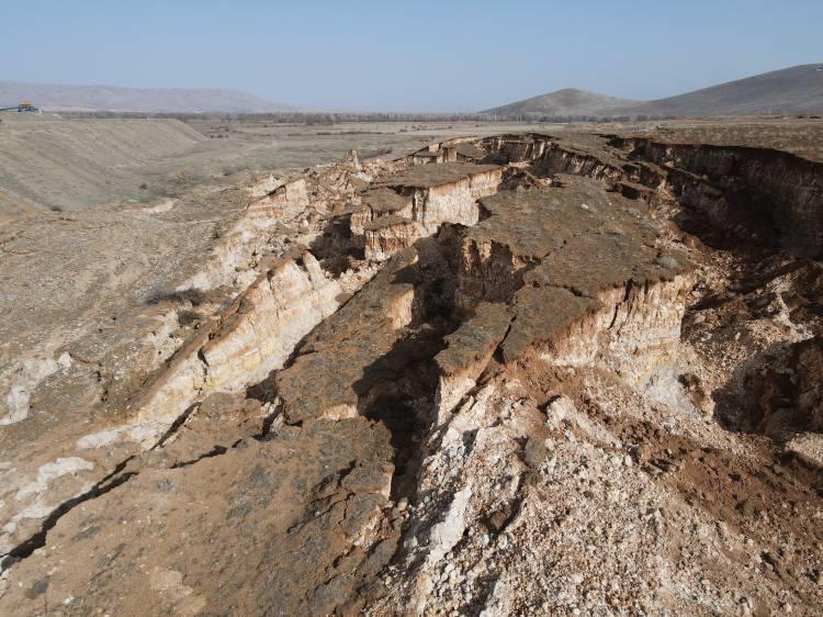 <p>Bölgedeki göçük ve yarıklar hem yarış hem de normal dron ile görüntülendi.</p>
