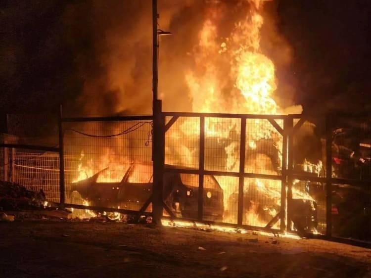 <p>Öte yandan, İsrail ordusundan yapılan yazılı açıklamada, Nablus'taki olaylar nedeniyle Yahudiye ve Samarya yerleşim birimlerine iki askeri birliğin daha takviye edildiği ve Nablus yakınlarındaki güvenlik noktalarının artırıldığı bildirildi.</p>
<p> </p>