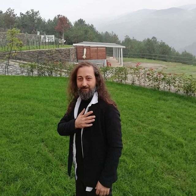 <p><span style="color:#000000"><strong>Çocukluğunun Aziz Mahmud Hüdayi Hazretleri'nin türbesinin yanı başında geçtiğini söyleyerek sözlerine başlayan Gürman, "Anneannem türbedar bir kadındı. Bizim evde türbeye çok büyük hürmet vardı, evimizin yan bahçesi Aziz Mahmud Hüdayi Hüdayi Hazretleri'nin yolundaydı. Çocukluğumda büyüklerimiz bize sabah ezanından önce türbeye takunya, havlu ve su bıraktırırdı. Kısacası çocukluğum Hüdai Hazretleri ile geçti." şeklinde konuştu.</strong></span></p>