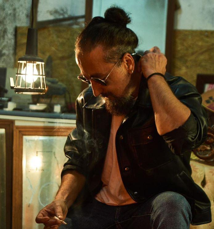 <p><span style="color:#FF0000"><strong>"ROLÜM İÇİN EVLİYA TÜRBELERİ GEZDİM"</strong></span></p>

<p><span style="color:#000000"><strong>"Diriliş Ertuğrul" dizisinde gerçek evliyalardan Geyikli Baba'yı oynayan ünlü oyuncu, rolüne hazırlanmak için yaptığı hazırlıklar hakkında şu ifadeleri kullandı:</strong></span></p>

<p><span style="color:#000000"><strong>"Oynadığım karakterlerin türbelerini ziyarette bulundum. Bursa'da bulunan, Geyikli Baba türbesi ziyaretinde, civarda ruhani olarak bir hafta kalma isteğinde bulunundum ve kaldım.</strong></span></p>
