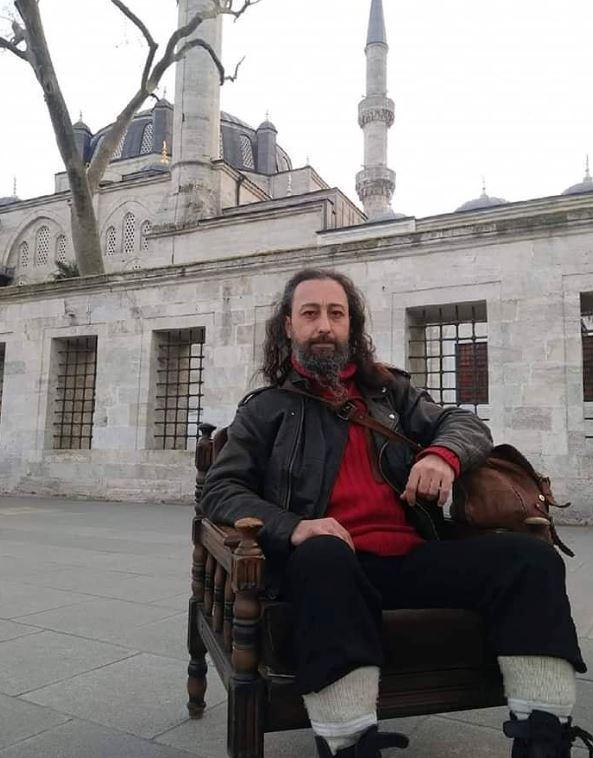 <p><span style="color:#000000"><strong>Şarkılarımda, manevi dünyamı yansıtmaya çalışıyorum. Kişinin görevinin, içinde bulunduğu hali hazmetmesi ve kendisi ile yüzleşmesi gerektiği gerçeğine sabırla yürümek olduğunu ifade ediyorum."</strong></span></p>

<p> </p>
