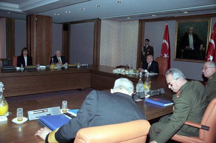 <p>Milli Güvenlik Kurulu (MGK) Cumhurbaşkanı Süleyman Demirel (sol3) başkanlığında Çankaya Köşkü'nde toplanmış, toplantıya Başbakan Necmettin Erbakan (sol2), Dışişleri Bakanı ve Başbakan Yardımcısı Tansu Çiller (solda), Genelkurmay Başkanı Orgeneral İsmail Hakkı Karadayı (sağda) ve kuvvet komutanları katılmıştı. (Arşiv)</p>
