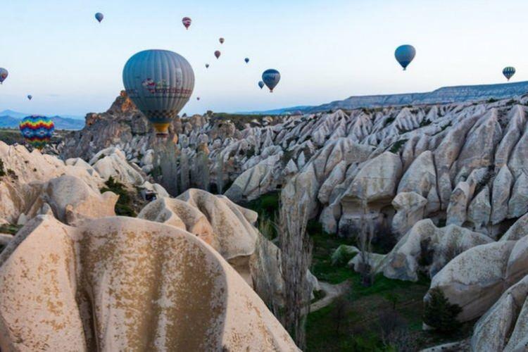 <p><strong>NEVŞEHİR</strong></p>

<p><strong>​</strong></p>

<p>Deprem riskinden uzak olan Nevşehir 4. deprem kuşağında yer alıyor. Nevşehir'de yaşanan en büyük deprem 27 Mayıs 1900 yılında 4.3 büyüklüğündeydi. 1900 yılından sonra 4 üzerinde büyüklükte başka bir depreme rastlanılmamış.</p>
