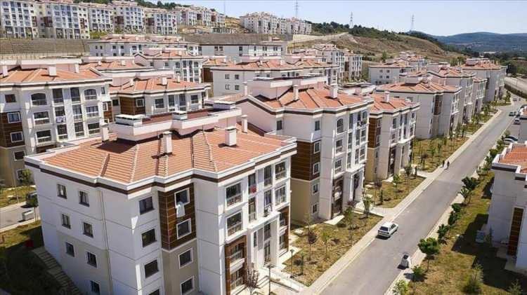 <p>Ancak bahsedilen ilçelerde 30 yaş üzeri binalarda satılık daire fiyatları dudak uçuklatan cinsten. Bazı ilçelerde bodrum kat daireler 500 bin liradan satılmaya çalışılıyor.</p>
<p> </p>