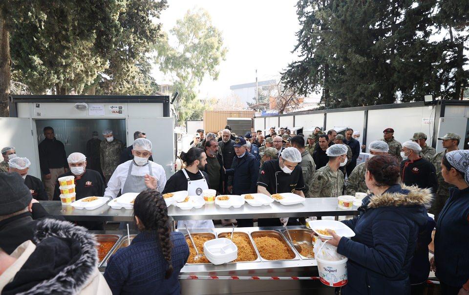 <p>"Normalleşme için elimizden geleni yapacağız"</p>

<p> </p>

<p>Depremde çok vatandaşın hayatını kaybettiğini, bunların derin üzüntüsü içinde olduklarını belirten Akar, hayatını kaybedenlere Allah'tan rahmet, yaralılara şifalar diledi.</p>

<p> </p>

<p>Geride kalanların hayatının normalleşmesi için ellerinden gelen her şeyi yapacaklarını vurgulayan Akar, deprem sonrası yurt içinden ve dışından çalışmalara katkı sağlayan herkese şükranlarını sundu.</p>

<p> </p>

<p> </p>
