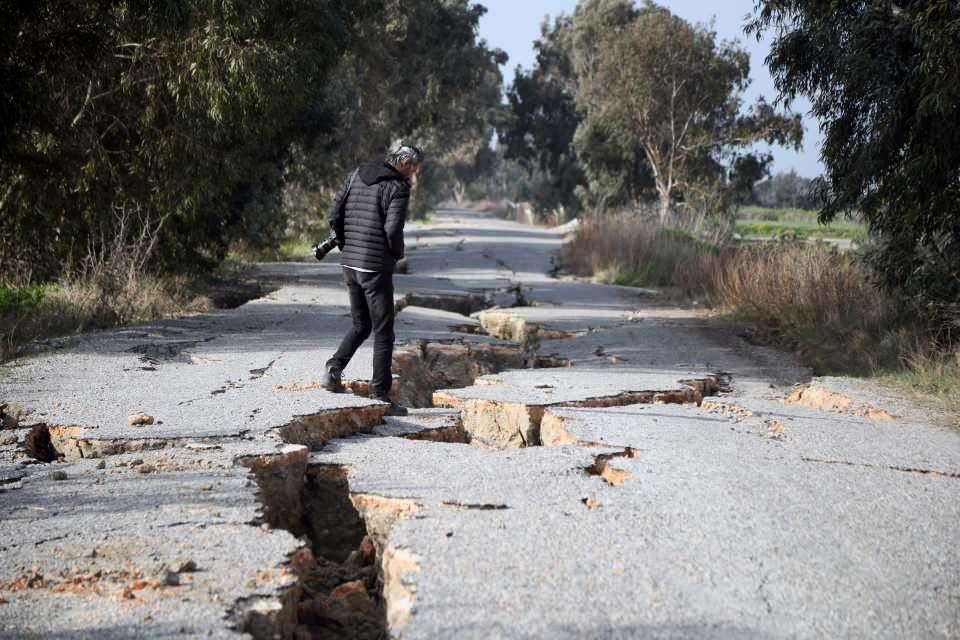 <p>Kahramanmaraş merkezli iki büyük depremde Hatay'ın Samandağ ilçesindeki Mileyha Kuş Cenneti'nin Asi Nehri kenarında denizle buluştuğu asfalt yolun 2 kilometreden fazla kısmında, büyük yanıklar oluştu.</p>
<p> </p>