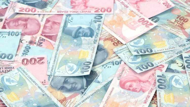 <p>Destek primi teşviki ve yeni istihdamla birlikte SSK'lılarda (4A) prim kaybı beklenmiyor. EYT'de aylık bağlama oranları ortalaması 8 bin 733 lira hesaplanırken SSK'dan emekli olanlar için 7 bin 797 lira, Bağ-Kur'dan emekli olanlar 5 bin 811 lira, Emekli Sandığı'ndan emekli olanlar da yaklaşık 12 bin 389 lira alacak.</p>
