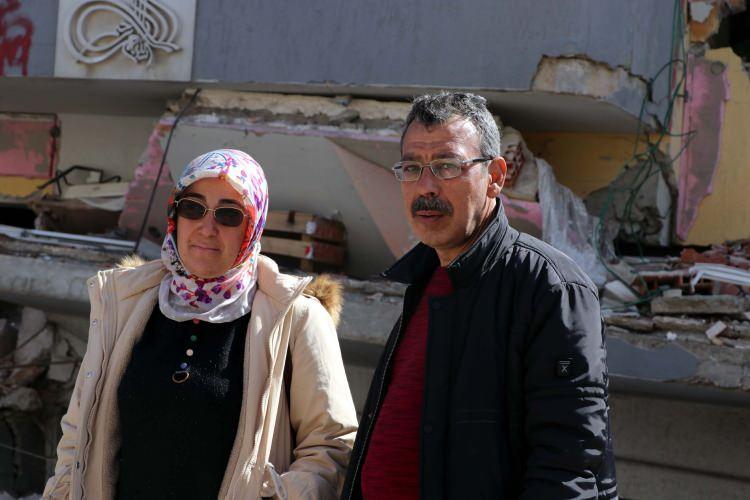 <div><strong>'ÇADIR ÇIKMASINI BEKLİYORUZ'</strong></div>
<div> </div>
<div>Deprem anında çalıştığını söyleyen Zeliha Demir'in eşi Hayri Demir (48) de "Eşim ve 2 çocuğum evdeydi. O anda gerçekleşen afeti tarif edemiyorum. </div>