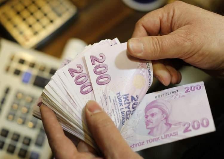 <p>YÜZDE 87'Sİ ÇALIŞMA HAYATINDA</p>

<p>Emekliliğe hak kazanan SSK'lıların yüzde 87'si aktif olarak çalışma hayatında yer alıyor. Bu yıl emekli olabileceklerin 1.7 milyonu SSK, 496 bini Emekli Sandığı, 89 bini Bağ-Kur kapsamında bulunuyor.</p>
