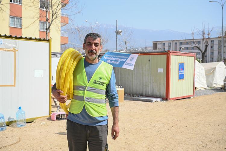 <p>Gönüllüler arasında yer alan sirk sanatçısı ve çocuk gelişimi uzmanları çocuklarla ilgilenirken, diğer gönüllüler de depremzedelere yemek dağıtımından ilaç teminine kadar birçok işte aktif görev alıyor.</p>