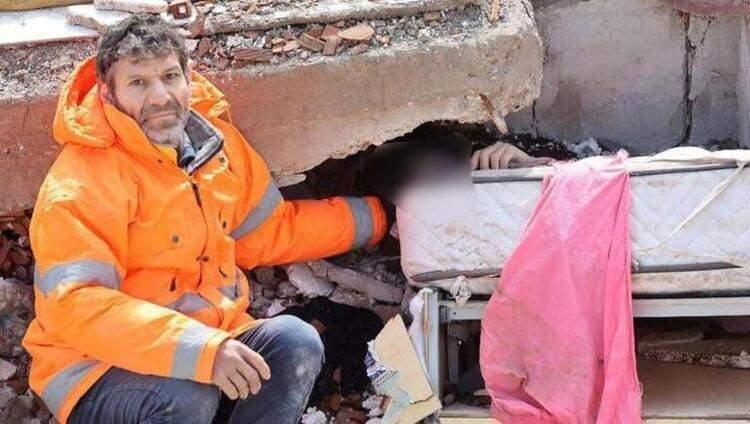 <p><strong>Asrın felaketi olarak adlandırılan ve Tüm Türkiye'yi yasa boğan Kahramanmaraş merkezli depremlerden sonra binlerce kişi hayatını kaybetti. Adeta yıkıma neden olan bu depremler sonrası enkaz altında biran olsun kızının elini bırakmayan baba Mesut Hançer bu hareketiyle herkesin yüreğini dağladı. 15 yaşında kızı Irmak Leyla'yı kaybeden acılı baba yabancı medya Fransız Haber Ajansı'nın (AFP) gündemine oturdu.</strong></p>
