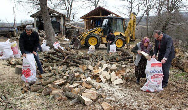 <p><span style="color:#008080"><strong>A Haber'in haberine göre; Sinop'un merkez ilçesine bağlı Fidanlık köyünde yaşayan Makbule Can ve ailesi kendilerine ait arazide yaptıkları ağaç kesinlerinden el ettikleri 50 ton odunu afetzedelerin ısınması için gönderdi.</strong></span></p>

<p><span style="color:#008080"><strong>İlermeiş yaşına rağmen köydeki komşularıyla el ele verip odunları çuvala yükleyen Makbule nine, görenlerin takdirini topladı.</strong></span></p>
