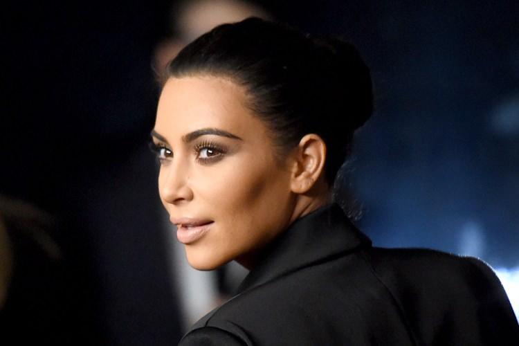 <p><span style="color:#800000"><strong>KIM KARDASHIAN DA SORGUYA ÇEKİLDİ</strong></span></p>
<p><span style="color:#4B0082"><strong>Bloomberg'in haberine göre; Realite şov yıldızı Kim Kardashian da FBI tarafından sorgulandı.</strong></span></p>