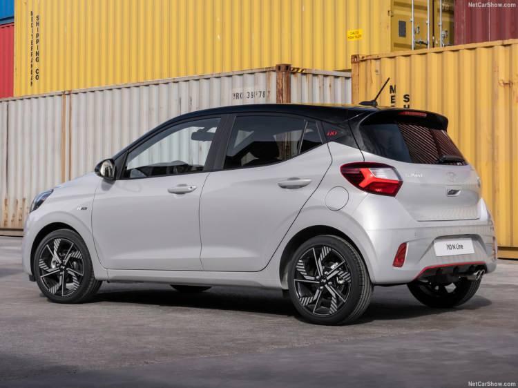 <p>Hyundai i10, 8 inç multimedya ekranı, Sesli Video Navigasyon (AVN), kablosuz Apple CarPlay, Android Auto, kablosuz şarj cihazı ve en son Bluelink telematik güncellemesi ile üst segmentteki otomobilleri aratmamış oluyor. Daha fazla güvenlik için Hyundai Smart Sense donanımlarını da standart olarak sunuyor.</p>
