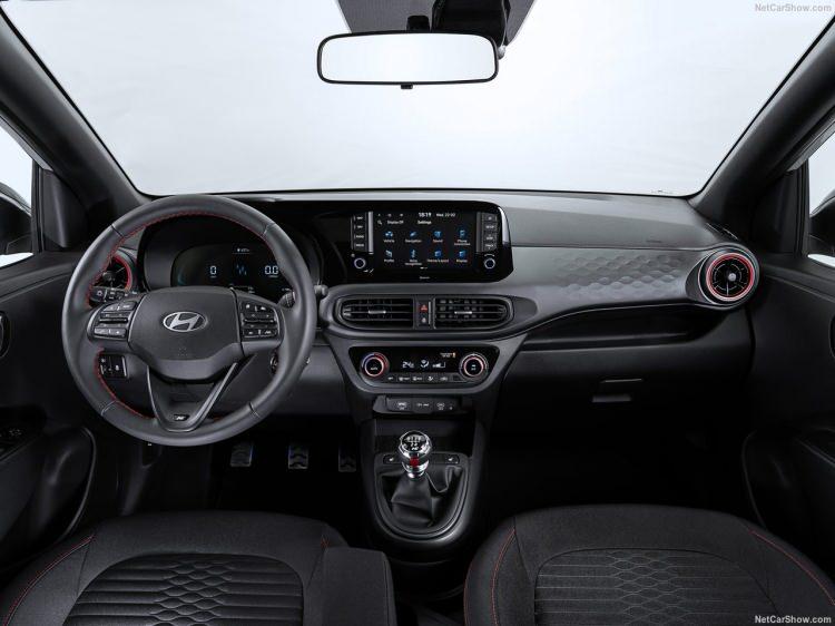<p> Hyundai i10 N Line ise sportif difüzöre sahip tamponlar, marşpiyeler ve içerideki kırmızı dokunuşlarla motor sporlarından ilham alan tasarımını en iyi şekilde yansıtıyor.</p>
