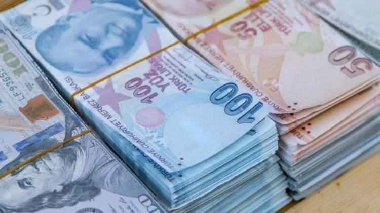 <p>SSK emeklisi 2000 öncesi için 6 bin 93 lira 18 kuruştan 6 bin 690 liraya yükseliş gerçekleşiyor.</p>
