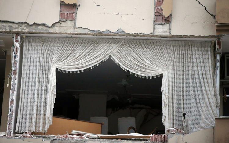 <p>Pınarbaşı Mahallesi'nde yaşayanlardan Alican Binektaş, depremden önce canlı bir yer olan İskenderun'un "asrın felaketi" ile hayalet bir şehre dönüştüğünü söyledi.</p>
