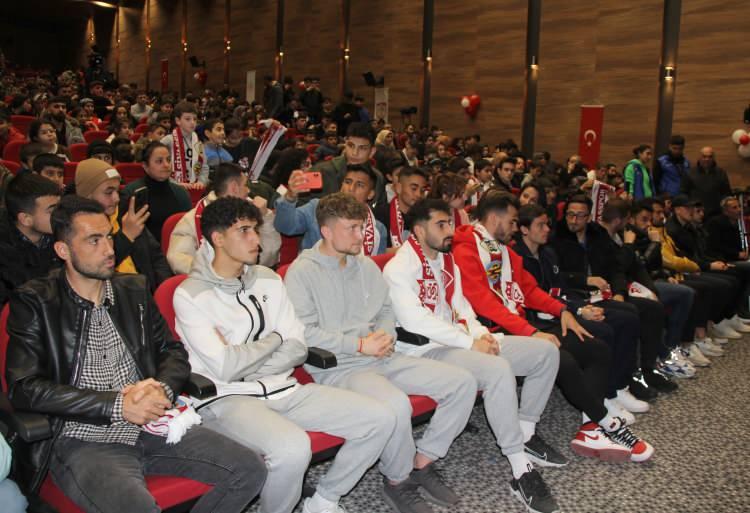 <p>Çalımbay, Sivasspor'un UEFA Avrupa Konferans Ligi son 16 turunda Fiorentina ile evinde oynayacağı maça depremzedeleri davet ederek, "O maça hepinizi bekliyoruz, davetlimiz olarak sizleri orada görmek istiyoruz." dedi.</p>
