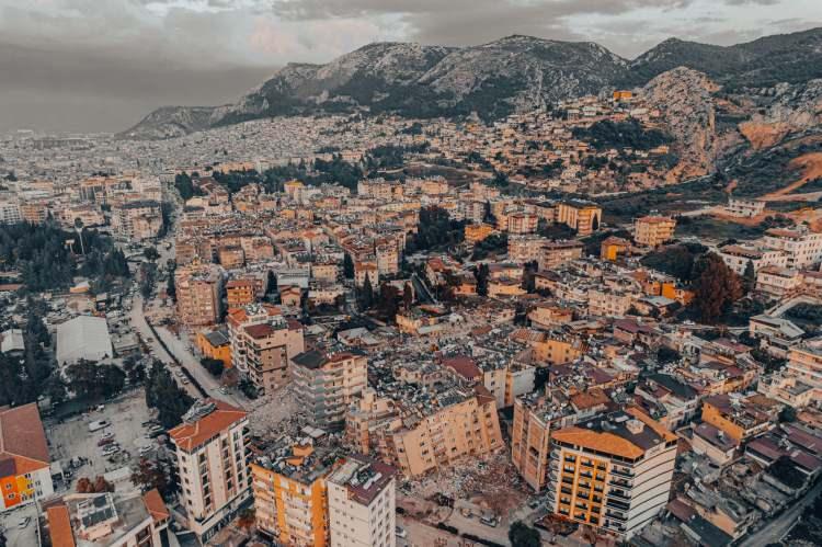<p>Paylaşımda, 7.7 ve 7.6'lık depremler sonrası önümüzdeki günlerde İç Anadolu'da daha güçlü bir artçı sarsıntı meydana gelebileceği belirtildi.</p>
<p></p>