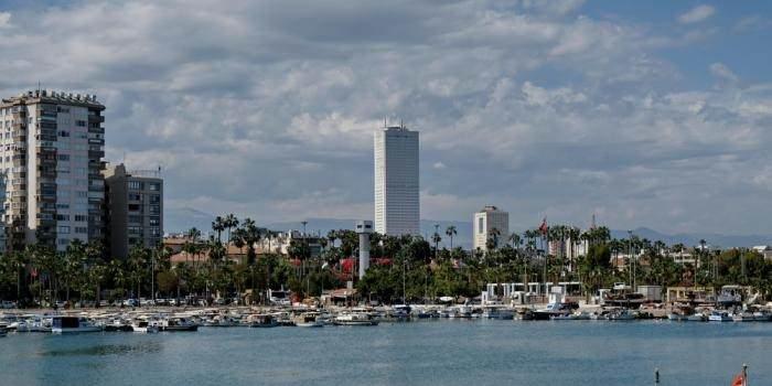 <p>Mersin’inin zaten yurtdışından ve Türkiye’den göç alan bir konumda olduğunu ifade eden Mersin Emlakçılar Odası Başkanı Mehmet Sinan Canpolat da, </p>
