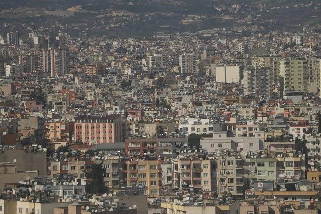 <p>"Ayrıca depremin yaşandığı şehirlerdeki insanların kentte çok sayıda akrabaları var. Bu nedenle çok sayıda kişi burayı tercih ediyor. </p>