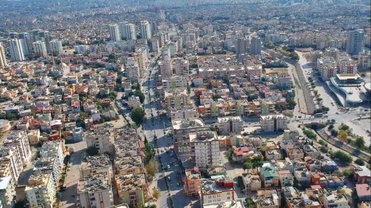 <p> Kira böyle olunca depremzedelerin eve geçmelerinin çok zor olduğunu aktaran Canpolat, normalde kışın atıl durumda olan 100 bine yakın yayla evlerinin de dolduğunu söyledi.</p>